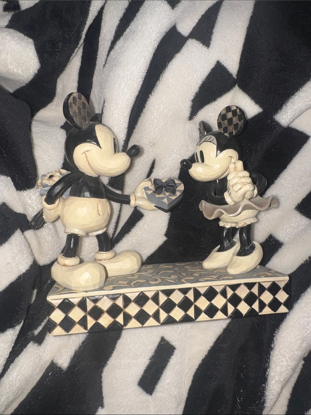 Valentines Jim shore, Mickey and Minnie statue
